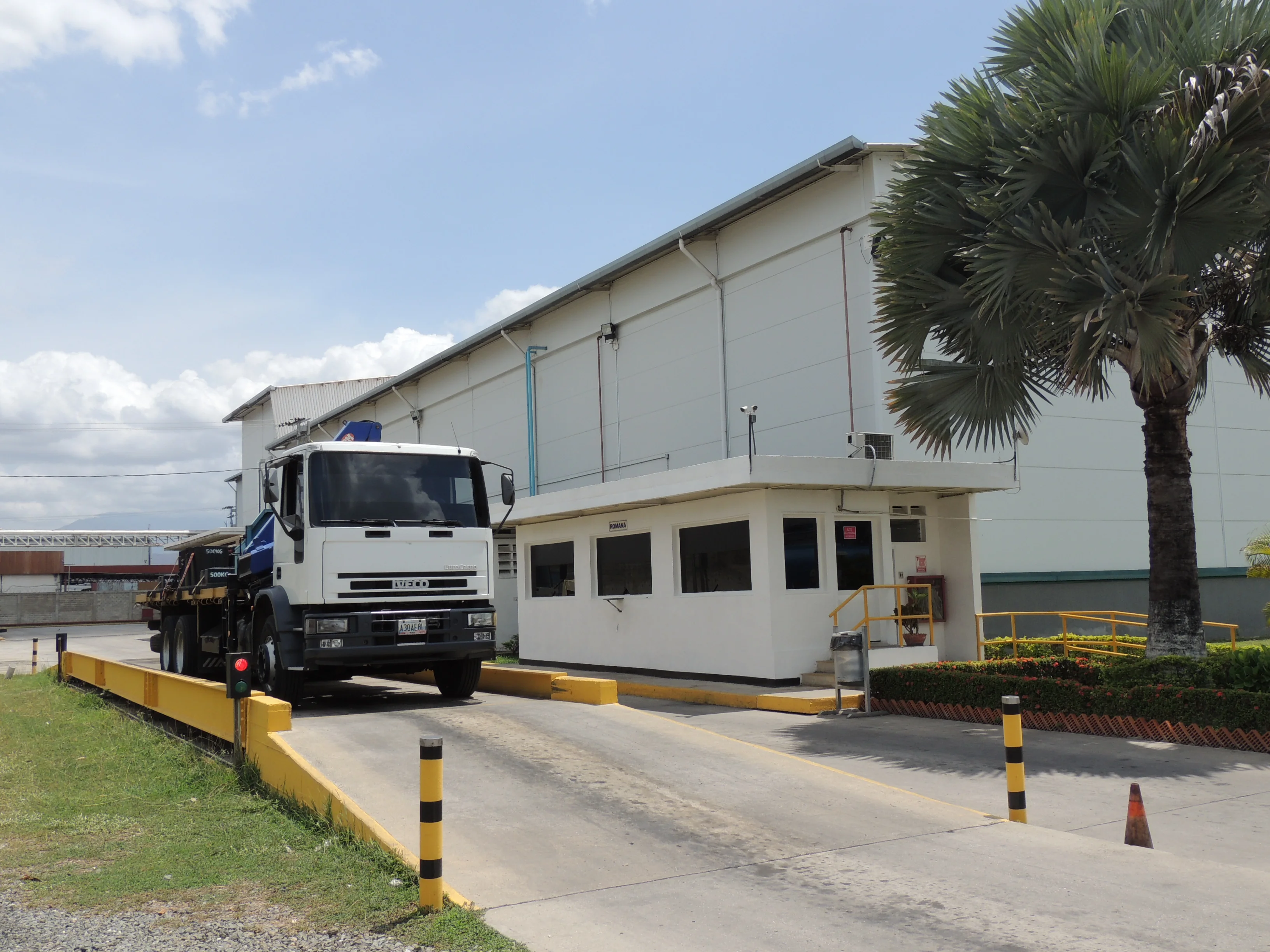 Romana camionera de BKG en planta, con caseta y camión en pesaje