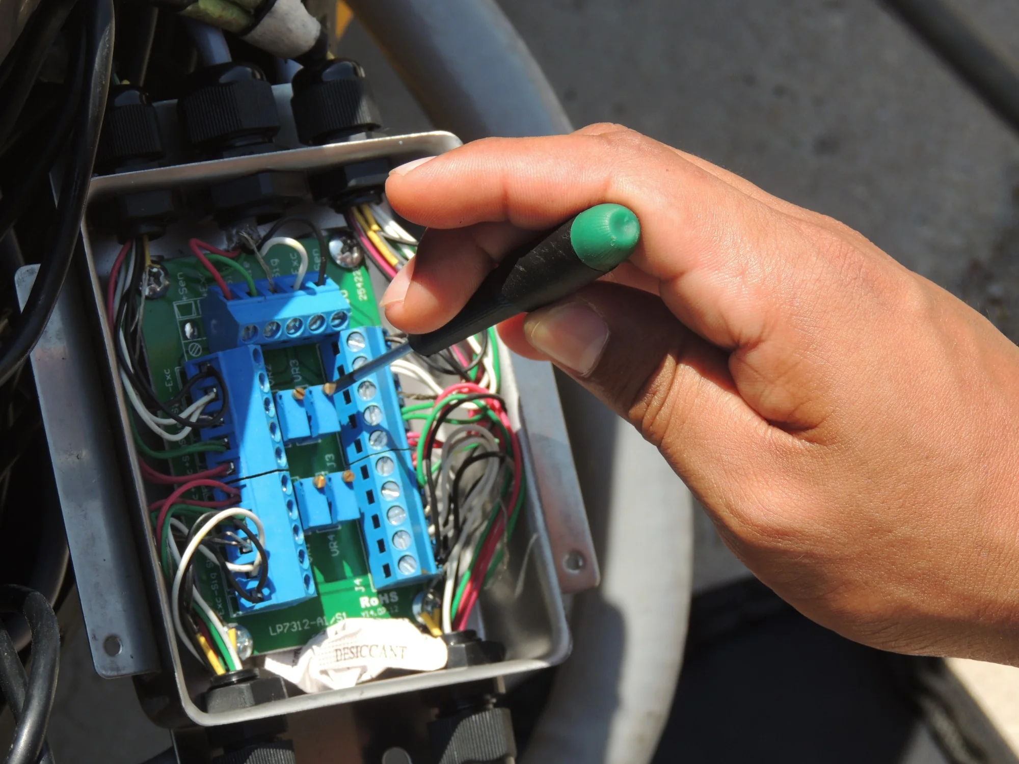 Técnico de BKG ajustando el cableado interno de una celda de carga